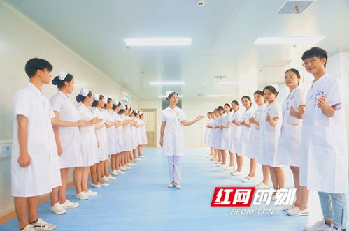 以護理禮儀提服務(wù)質(zhì)量 永州市中心醫(yī)院舉辦護士禮儀培訓(xùn)